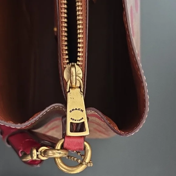 Willow Bucket Bag In Signature Canvas With Heart Print
C8389 - Picture 12 of 16